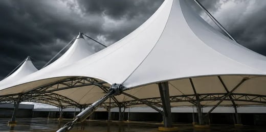 ¿Las membranas arquitectónicas soportan tormentas? Resistencia y estabilidad estructural