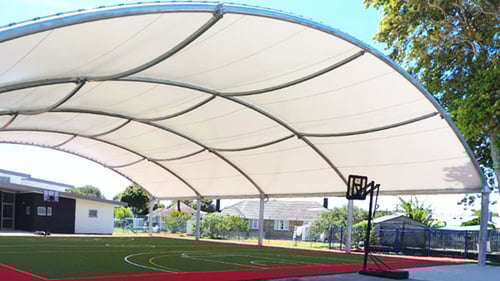 Malla-sombra-usos-cancha-de-escuela
